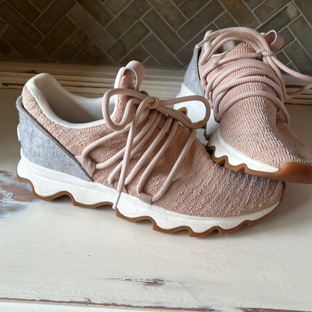 Women’s Sorel lace up light pink & grey sneaker 7.5